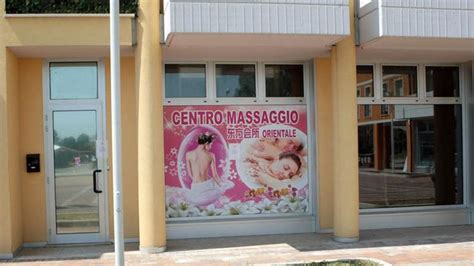 centro massaggi cinesi|Nei centri massaggi cinesi: servizi 'extra' è tutto in nero.